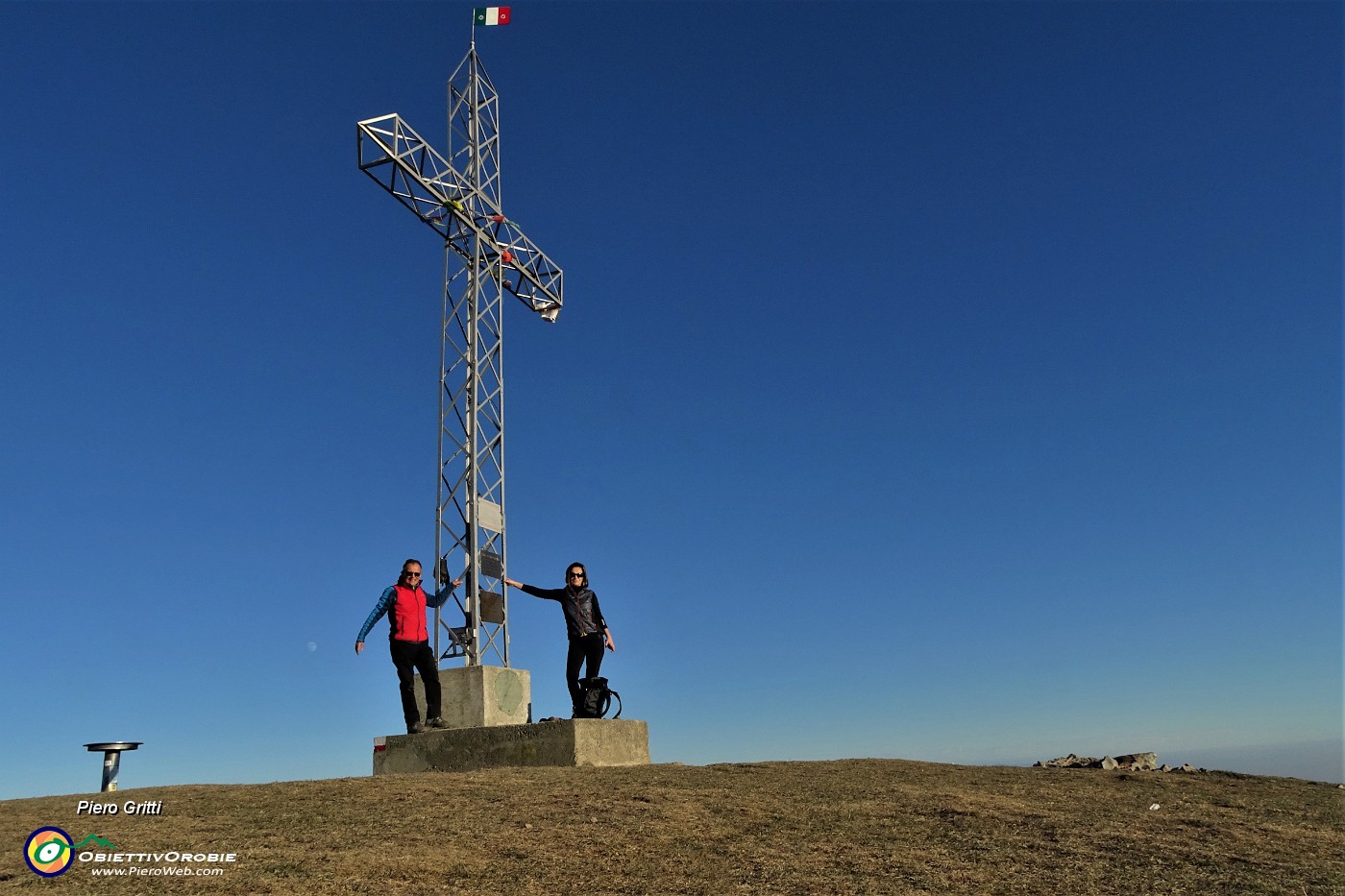 41 Alla croce di vetta del Linzone (1392 m).JPG -                                